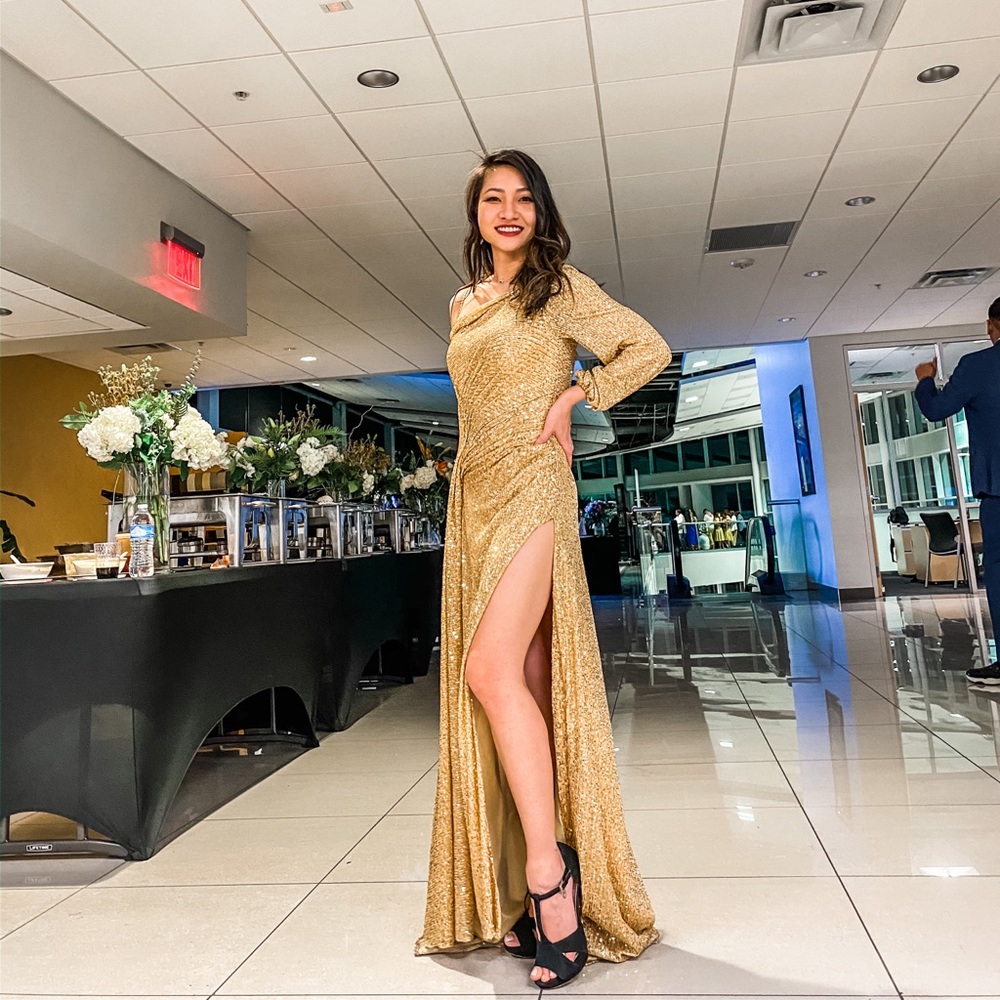 XS 0 one shoulder gold sequin slit gown - Picture 2 of 4